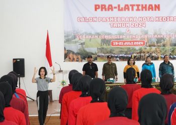 Pj Wali Kota Kediri Beri Motivasi Calon Paskibraka Kota Kediri Saat Pra Latihan