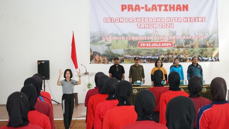 Pj Wali Kota Kediri Beri Motivasi Calon Paskibraka Kota Kediri Saat Pra Latihan