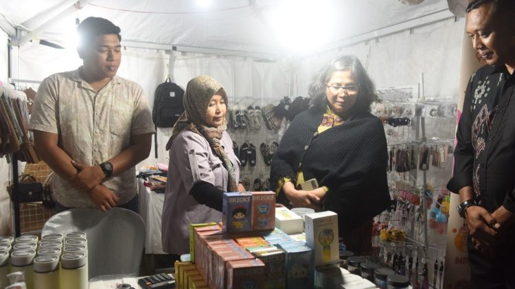 Pj Wali Kota Kediri Keliling dan Larisi Dagangan pada Festival Pasar Rakyat Kecamatan Mojoroto