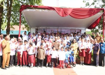 Hadiri Peringatan Hari Anak Nasional ke-40, Pj Wali Kota Kediri Launching SLB Ramah Anak dan Berikan Santunan Serta Bantuan Kain Seragam