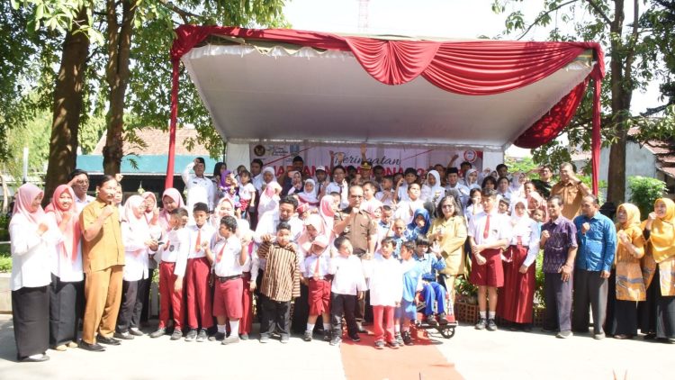Hadiri Peringatan Hari Anak Nasional ke-40, Pj Wali Kota Kediri Launching SLB Ramah Anak dan Berikan Santunan Serta Bantuan Kain Seragam