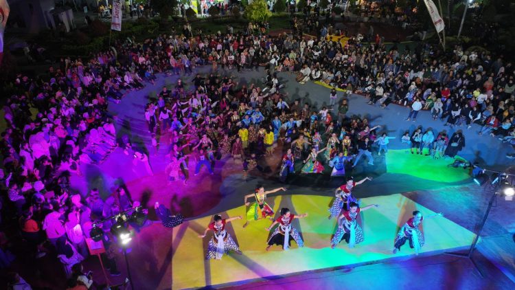 Pj Wali Kota Kediri Menyatu Dengan Masyarakat Nikmati Brantastic dan Joyoboyo Dance Festival Spesial Hari Jadi Kota Kediri ke-1.145