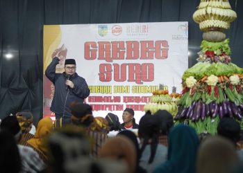 Mas Dhito Beri Hadiah Petani Milenial di Acara Sedekah Bumi. Foto : Dok. Pemkab Kediri