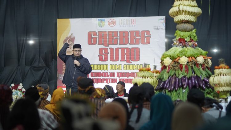 Mas Dhito Beri Hadiah Petani Milenial di Acara Sedekah Bumi. Foto : Dok. Pemkab Kediri