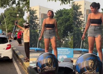 Viral! Aksi Perempuan Seksi Teriak Gudang Garam Jaya di Atas Kap Mobil