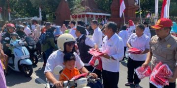 Pemkab Trenggalek Bagikan 20 Ribu Bendera Merah Putih Gratis. (foto/Bacaini)