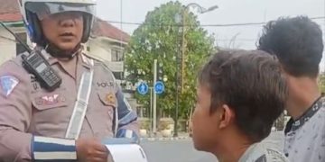 Viral Video Bocil Jombang Kendarai Motor Menangis Saat Ditilang. (foto/Bacaini)