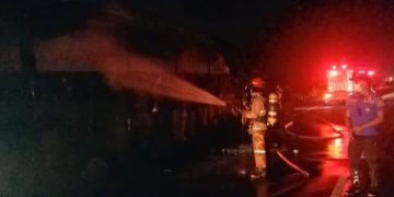 Bus Rombongan Warga Sumenep Terbakar di Tol Jombang-Mojokerto. (foto/bacaini)
