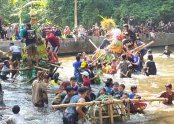 Kenang Tragedi Gendam Smaradana, Ratusan Warga Berebut Gunungan di Sumber Ubalan
