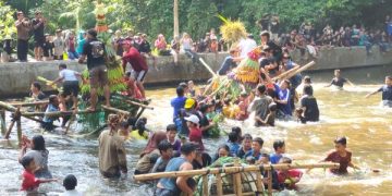Kenang Tragedi Gendam Smaradana, Ratusan Warga Berebut Gunungan di Sumber Ubalan. (foto/Bacaini)