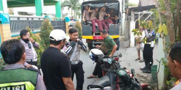 Keterlaluan! Arena Judi Sabung Ayam Digelar di Dekat Pondok Pesantren. Tampak petugas sedang melakukan penggerebekan. (foto/Bacaini)