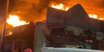 Terbakar, Hanya Hitungan Jam Pemilik Toko Grosir Kediri Rugi Rp1 Miliar. (foto/bacaini)