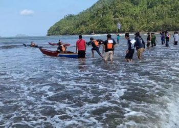 1 Suro, Mengintip Lomba Balap Perahu Kunting di Pantai Selatan Trenggalek