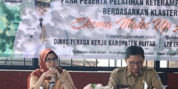 Cara Bupati Blitar Mak Rini Mengendors Jasa Make Up Artis Program DBHCHT. (foto/ist)