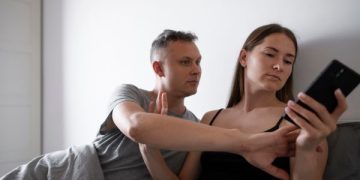 Mengenal Micro Cheating, Selingkuh Tanpa Menyentuh, Apa Itu?. (foto ilustrasi/freepik)