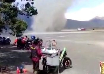 Viral Pusaran Angin Dust Devil Muncul di Lautan Pasir Gunung Bromo