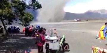 Viral Pusaran Angin Dust Devil Muncul di Lautan Pasir Gunung Bromo. (foto tangkapan layar)