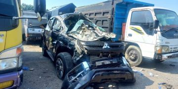 Mobil Petugas Bea Cukai Nyungsep di Tol Jombang, Ditabrak Komplotan Rokok Ilegal?. (foto/Bacaini)