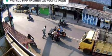 Viral Pemuda Sok Jagoan Ganggu Pengguna Jalan di Jombang. (foto/ist)