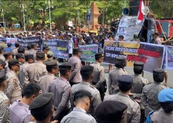 Protes Jalan Rusak, Pendopo Bupati Trenggalek Dikepung Warga