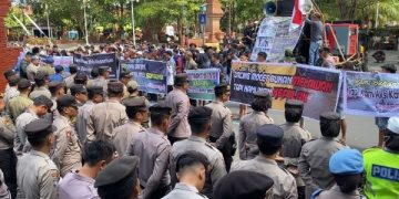 Protes Jalan Rusak, Pendopo Bupati Trenggalek Dikepung Warga. (foto/Bacaini)