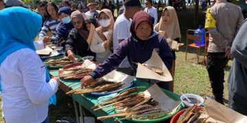 Festival Nelayan Trenggalek, Warga Pesta 2.000 Ikan Bakar. (foto/Bacaini)