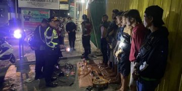 Angkringan Candi Mulyo Jombang Jadi Tempat Pesta Miras, 18 Pemuda Diringkus. (foto/Bacaini)