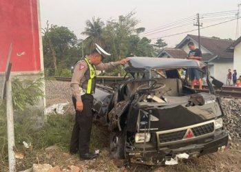 Pikap L 300 di Perlintasan Talun Blitar Hancur Diterjang KA Dhoho Penataran, Sopir Tewas