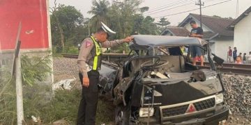 Pikap L 300 di Perlintasan Talun Blitar Hancur Diterjang KA Dhoho Penataran, Sopir Tewas. (foto/ist)