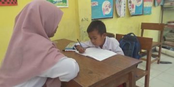Hari Pertama Sekolah, SDN di Jombang Hanya Punya Satu Siswa Baru. (foto/Bacaini)