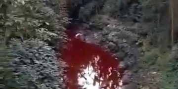 Malang Gempar, Air Sungai Berubah Merah Pada Malam 1 Suro. (foto/ist)