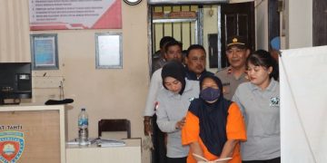 Polisi Tahan Pensiunan ASN Trenggalek Diduga Korupsi Dana BOS. (foto/Bacaini)