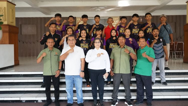 Berangkatkan Atlet Balap Sepeda, Pj Wali Kota Kediri Beri Semangat Untuk Bertanding