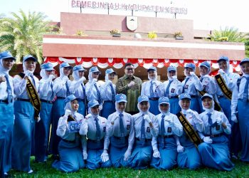 Mas Dhito Sapa Ribuan Peserta Gerak Jalan. Foto : Dok. Pemkab Kediri