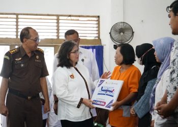 Pj Wali Kota Kediri Zanariah Serahkan Bantuan Modal Usaha DBHCHT Tahun 2024. Foto : Dok. Pemkot Kediri