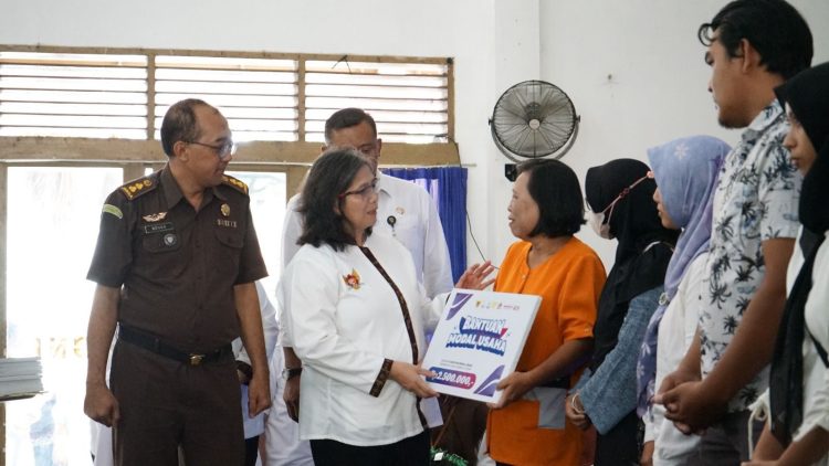 Pj Wali Kota Kediri Zanariah Serahkan Bantuan Modal Usaha DBHCHT Tahun 2024