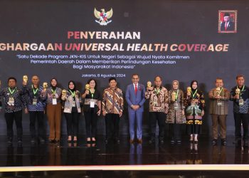 Terima Penghargaan UHC Award 2024, Bupati Dhito Tekankan Peningkatan Mutu Pelayanan Kesehatan. Foto : Dok. Pemkab Kediri