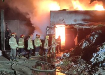 Kabakaran di gudang rosok Ngasem Kediri. Foto: istimewa