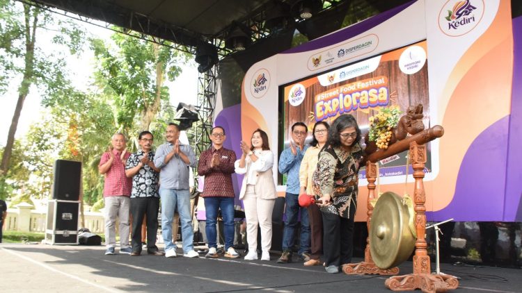 Buka Street Food Festival Explorasa, Pj Wali Kota Kediri Ajak Masyarakat Nikmati Berbagai Jajanan Kota Kediri. Foto : Dok. Pemkot Kediri
