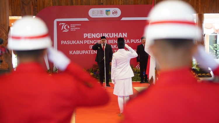 Mas Dhito Kukuhkan 75 Anggota Paskibraka Kabupaten Kediri 2024