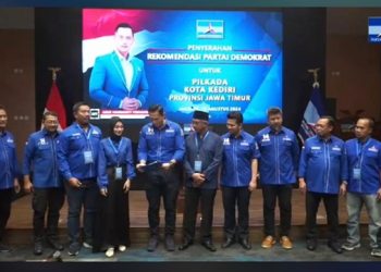 Pemberian rekomendasi kepada Vinanda - Gus Qowim oleh Ketua Umum Demokrat di Jakarta. Foto: Istimewa