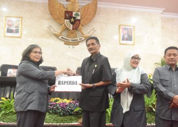 Pj Wali Kota Kediri Zanariah dan Pimpinan DPRD Tanda Tangani Pesetujuan Raperda. Foto : Dok. Pemkot Kediri