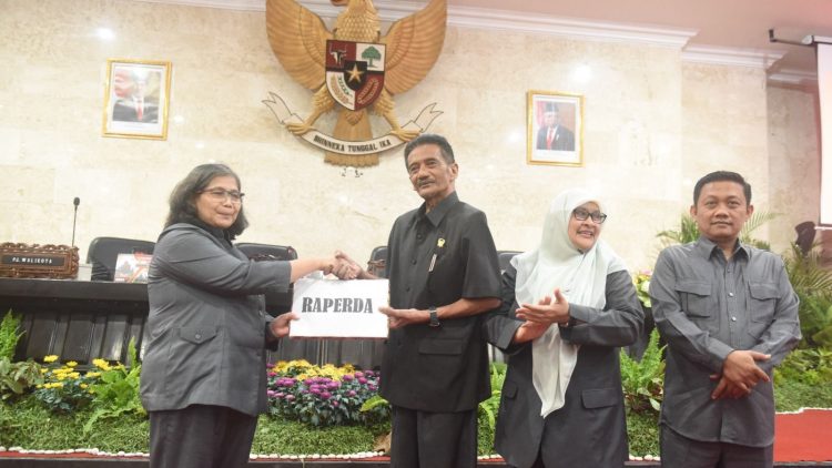 Pj Wali Kota Kediri Zanariah dan Pimpinan DPRD Tanda Tangani Pesetujuan Raperda. Foto : Dok. Pemkot Kediri