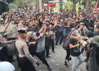 Polisi bubarkan aksi unjuk rasa mahasiswa. Foto : Bacaini.ID/Jatmiko