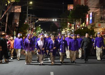 Pj Wali Kota Kediri Zanariah Buka Kediri Nite Carnival, Sapa Masyarakat Kota Kediri. Foto : Dok. Pemkot Kediri