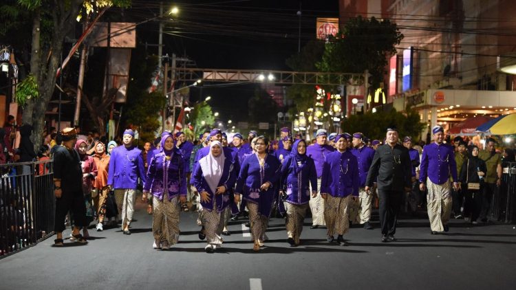 Pj Wali Kota Kediri Zanariah Buka Kediri Nite Carnival, Sapa Masyarakat Kota Kediri