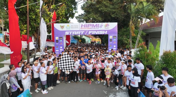 Pj Wali Kota Kediri Zanariah Berangkatkan HIPMI Merdeka Fun Run