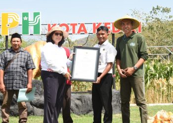 Pj Wali Kota Kediri Tinjau Gedung UPT RPH Kota Kediri Dan Serahkan Sertifikat Halal dan NKV RPH-R. Foto : Dok. Pemkot Kediri