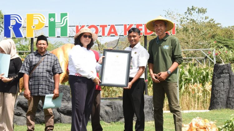 Pj Wali Kota Kediri Tinjau Gedung UPT RPH Kota Kediri Dan Serahkan Sertifikat Halal dan NKV RPH-R. Foto : Dok. Pemkot Kediri