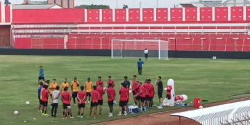 Aksi Vandalisme Tak Ganggu Persiapan Arema FC Vs Dewa United di Kota Blitar. Tampak pemain Arema FC sedang menggelar latihan di stadion Soeprijadi Kota Blitar Sabtu sore (10/8/2024)